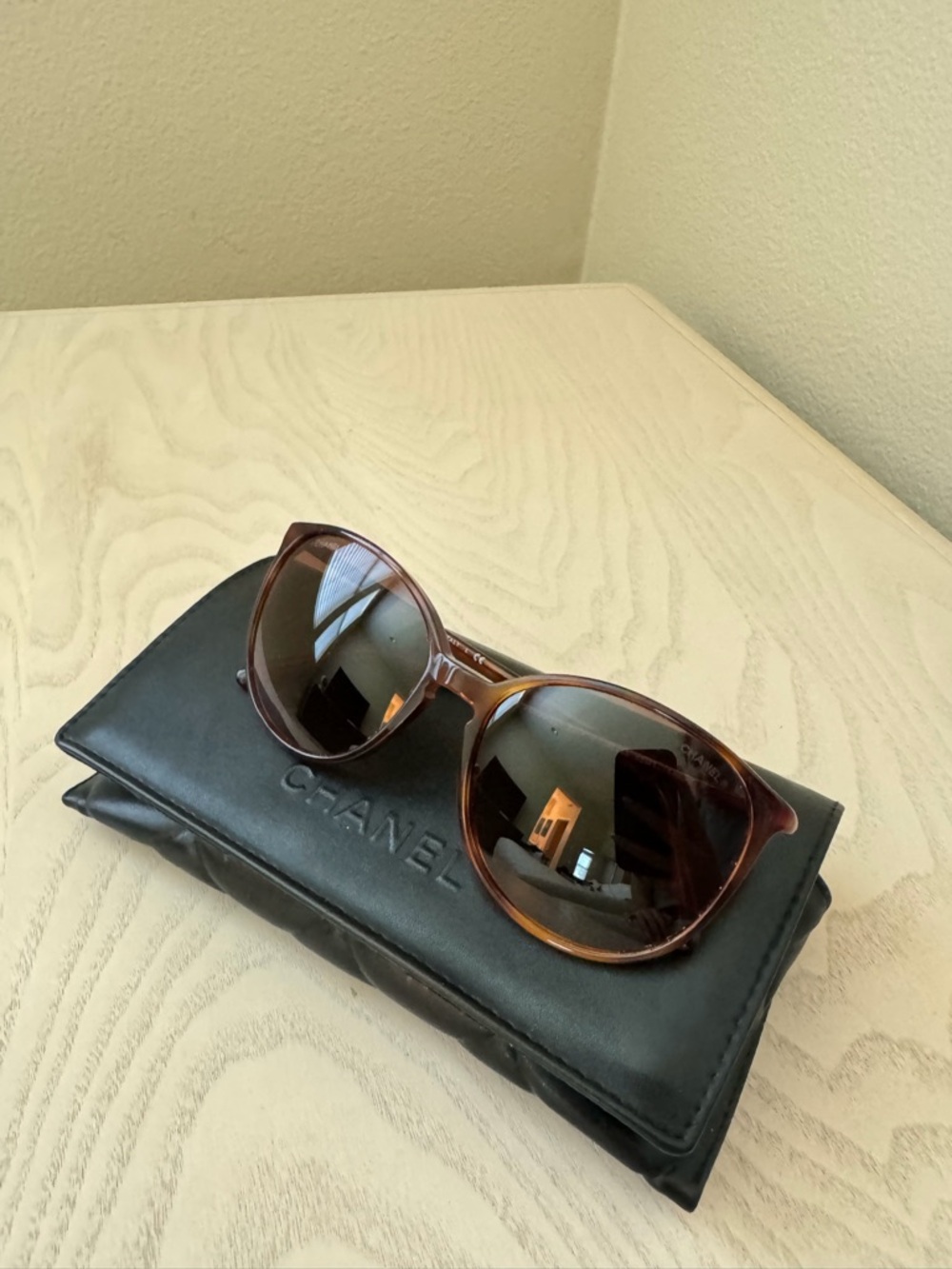 CHANEL Tortoiseshell Frame Sunglasses with Brown Lenses - Picture 4 of 4